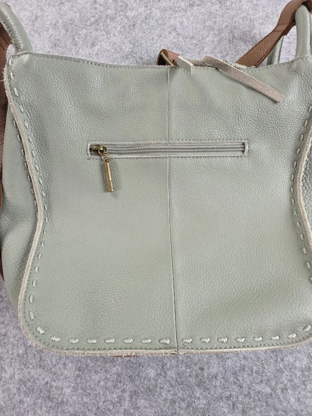The Sak Los Feliz Crossbody bag in a soft sage green leather Purse - Picture 3 of 11